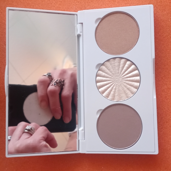 OFRA COSMETICS PALLETE - Picture 3 of 5